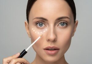 Bí quyết giấu quầng thâm hiệu quả nằm ở việc lựa chọn đúng loại kem che khuyết điểm