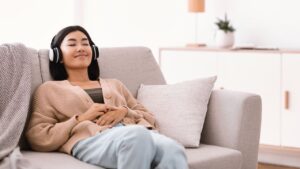 Dành thời gian cho những việc mình yêu thích cũng là một trong những cách giảm stress tự nhiên hiệu quả.