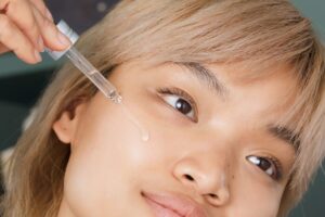 Dùng serum vitamin C trị thâm mụn mang lại nhiều lợi ích cho làn da
