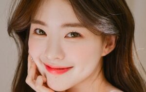 Hướng dẫn cách trang điểm tự nhiên đi học cho vẻ ngoài tươi tắn