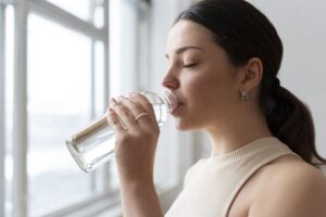 Một trong những lợi ích quan trọng của việc uống nước là giúp hệ tiêu hóa hoạt động trơn tru và thúc đẩy quá trình trao đổi chất hiệu quả hơn