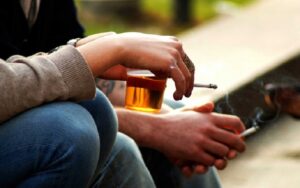 Thuốc lá và rượu bia là tác nhân gây ra nhiều bệnh lý nghiêm trọng, làm suy giảm sức khỏe và khiến chất lượng cuộc sống bị ảnh hưởng nặng nề