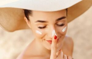 Với da nhạy cảm kem chống nắng phổ rộng như một lá chắn giúp da giảm thiểu kích ứng và duy trì sự ổn định