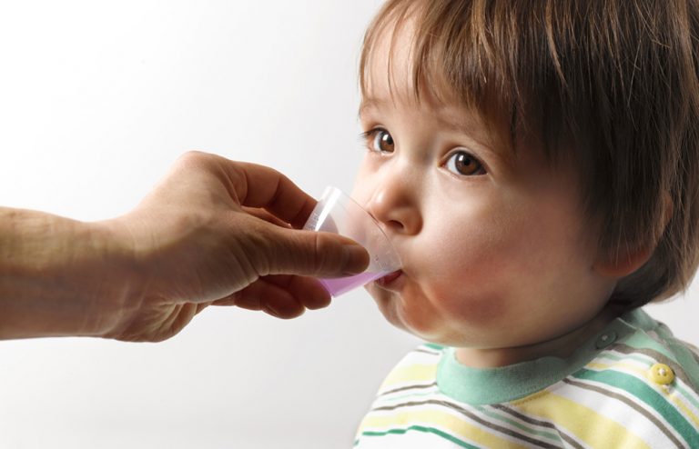 Những tác dụng phụ cần lưu ý khi dùng thuốc kháng sinh cho trẻ em bị viêm họng
