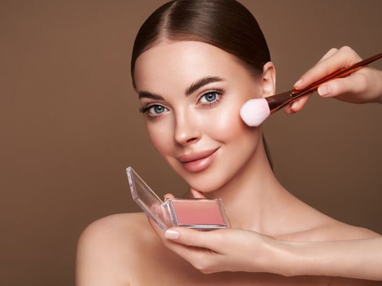 Mẹo giữ lớp nền lâu trôi bền đẹp cả ngày, không lo xuống tông